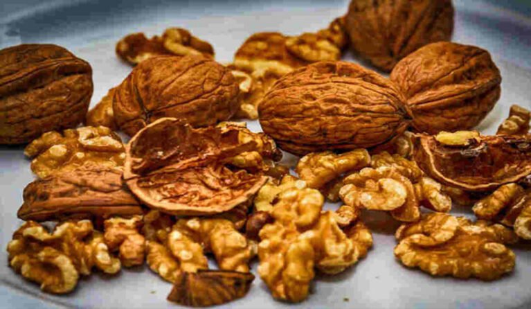 Mangiare noci fa bene. Proprietà e benefici